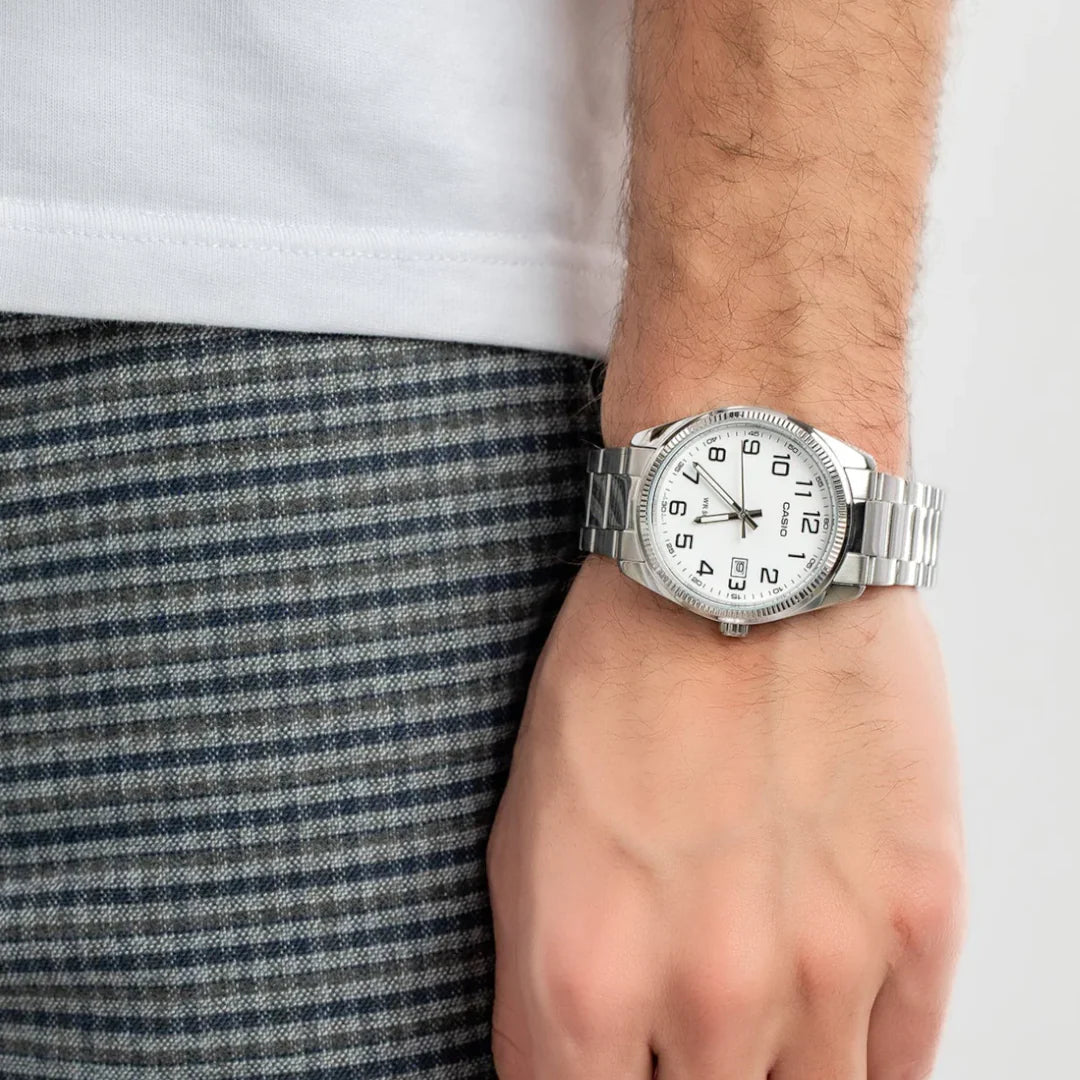 Orologio Uomo CASIO in Acciaio con Quadrante Bianco